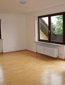 Zentral gelegene, sonnige 3-Zimmer-DG-Wohnung mit EBK und Loggia - kaum Schrägen - Erlangen