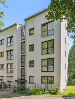 Sofort bezugsfrei! Charmante 4-Zimmer-Dachgeschosswohnung mit drei Balkonen in Berg am Laim - München
