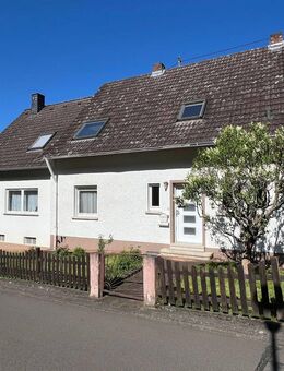 Top-Gelegenheit! Großzügiges Einfamilienhaus mit 2 angebauten Garagen in Hahnenbach zu verkaufen. - Hahnenbach