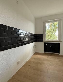 Sanierte 2-Zimmer Wohnung mit großem Balkon - sofort bezugsfrei - Mönchengladbach