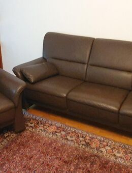 Ledersofa mit einem Sessel und einem Hocker zu verkaufen - Tamm