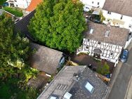 Romantisches Refugium mit Pioniergeist: Charming Hofreite mit Fachwerkhaus, Nebengebäude und Scheune - Schöneck