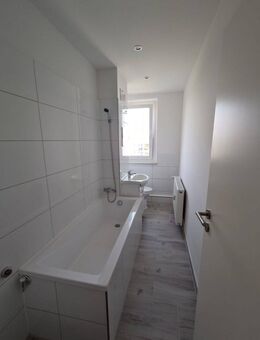4-Raum Wohnung im 4. OG mit Balkon als Erstbezug nach Renovierung - Halle (Saale)