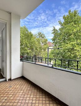 Hell, gepflegt & bezugsfertig - 3-Zimmer-Wohnung mit Loggia am grünen Westwall - Krefeld