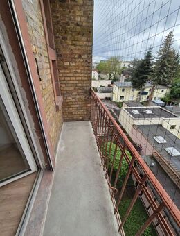 Neuer Boden // Altbau // Balkon // 2 Zimmer // Renoviert // Nähe Humboldtschule - Offenbach (Main)