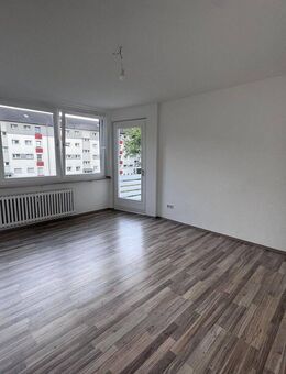 // frisch renovierte 3 Zimmer Wohnung in beliebter Gegend mit Balkon // - Duisburg