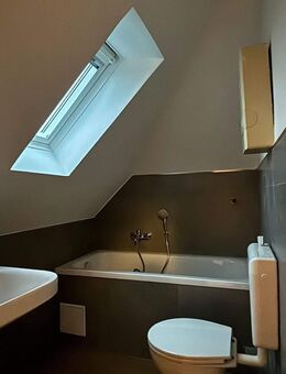 Charmante Dachgeschosswohnung mit Einbauküche & neuem Duschbad – frisch saniert! - Saarbrücken