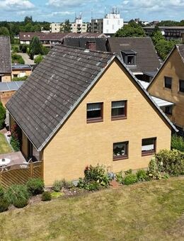 Voll unterkellertes Einfamilienhaus mit Garage und Terrasse sowie viel Entfaltungspotential - Flensburg