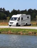 Der Etrusco V6600SB ist ein kompaktes Raumwunder, schmal und wendig für aktives Reisen in 4052