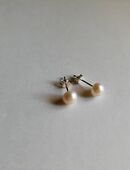 Weiße Perlenohrringe mit echter Perle in 90419