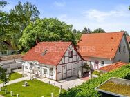 Zweifamilienhaus mit Einliegerwohnung und angeschlossener Gewerbefläche im Herzen von Bergstedt - Hamburg