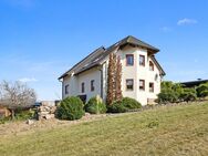 Schönes Zweifamilienhaus mit Pool, Garage, Carport und großem Grundstück in Lengenfeld - Lengenfeld