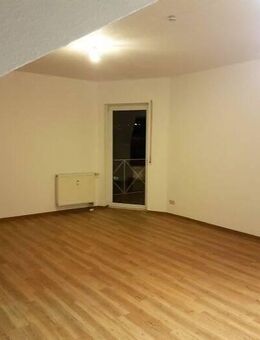 Traumhafte 3 Zimmer Wohnung mit Süd-Dachbalkon, Westloggia und Stellplatz in ruhiger Lage - Bezug bereits ab 15.8. möglich! - Würzburg