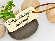 Männlicher Masseur bietet Massagen für Frauen und Männern im Massagegeschäft an - Düsseldorf
