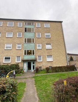 Frisch renovierte 2,5 Zimmer-Wohnung mit Balkon und modernisierten Tageslichtbad mit Wanne - Uetersen