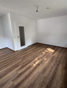 Erdgeschosswohnung neu renoviert - Einbauküche - Stein (Bayern)