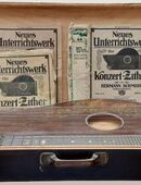 Wunderschöne alte Zither mit ungewöhnlicher Bemalung, mindestens 100 Jahre alt –Hersteller Meinel & Herold in 57572