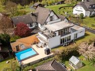 Urlaub in den eigenen vier Wänden: Großes Einfamilienhaus mit Pool und tollem Ausblick in Werdohl! - Werdohl