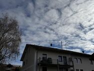 Brück Immobilien - Frei ab Juli 2025 - Sonnige 3 Zi.-ETW mit West-Balkon - Vogtareuth