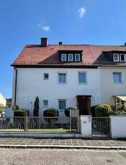 Gepflegtes Dreifamilienhaus mit Garten, Terrassen und Doppelgarage in begehrter Lage - Nürnberg