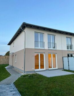 140qm Neubau-Doppelhaushälfte mit 5 Zimmern inkl. Einbauküche, 2 Stellplätzen, Zaun - Schöneiche (Berlin)