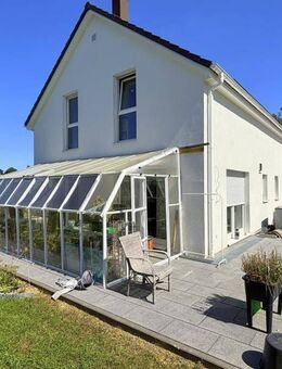 Niedrigenergiehaus (KfW 40 plus, Bj. 2022) mit schönem Garten und Doppelgarage im Neubaugebiet von Höchstenbach - Höchstenbach