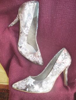 NEU mit Etikett * Ausgefallen * stylisch * Romantik * Rosen * Blüten * Stoff * High Heels * Pumps * Schuhe "Bruno Banani" Gr. 38/ 5 * grau * rosè * weiß * - Riedlingen