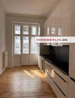 IMMOBERLIN.DE - Exquisite Stuck-Altbauwohnung mit Südwestbalkon in gefragter Lage - Berlin