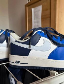 Nike Air Force 1 Low Sneaker in Weiß und Blau - Gladenbach