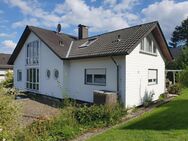 Einfamilien-Wohnhaus mit Einliegerwohnung u. Garagengebäude mit Carport in ruhiger Lage von Detmold-OT Heiligenkirchen-Schling - Lage (Nordrhein-Westfalen)