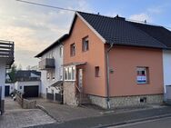 Saarlouis-Roden: Voll unterkellertes Zweifamilienhaus mit Terrasse, Balkon, Garten und Garage - Saarlouis