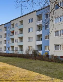 Renovierungsbedürftig : Bezugsfreie 3-Zi-Wohnung mit Balkon und Parkplatz Nahe Schloss Charlottenburg - Berlin