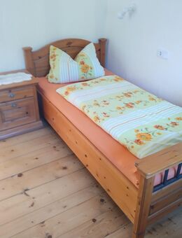 Bett mit Nachttisch für 1m breite Matratze - Baunach