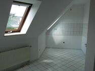 Sanierte kleine 2-Zimmer-Dachgeschoßwohnung mit offener Küche ab sofort frei! - Reichenbach (Vogtland)