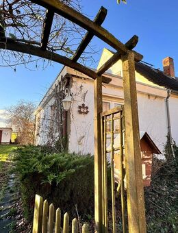 Doppelhaushälfte mit Garage und großem Gartengrundstück - Oschersleben (Bode)