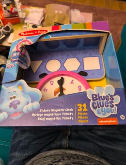 Melissa & Doug Blue's Clues & You! Tickety Magnetic Clock - Lernuhr mit 31 magnetischen Teilen - Stralsund