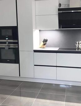 Exklusives Anwesen in Olching: Einfamilienhaus mit Nebengebäude und Weiher auf großem Grundstück - Olching