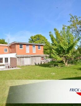 Großes Einfamilienhaus mit Carport, Garage und Garten in ruhiger Lage - Pronstorf