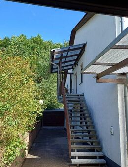Komplett neu renovierte Wohnung im 1. Obergeschoss, in einem 2 FHS, in direkter Waldrandlage von St. Ingbert-Nord (Schlackenberg) - Sankt Ingbert