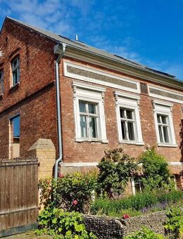 HORN IMMOBILIEN++ Altentreptow, großes Haus -teilweise modernisiert- mit Keller, Garagen und Nebengelass - Altentreptow