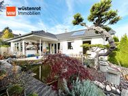 Wohn-Glück auf einer Ebene im Bungalow. 5 sonnige Zimmer auf 111 m². Garten-Oase mit Teich. Garagen. - Wurmlingen