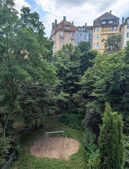 "Altbau trifft Lebenskunst - Exklusive 3,5- Zimmer-Wohnung mit Kamin & Dachloggia in Stuttgart West" - Stuttgart