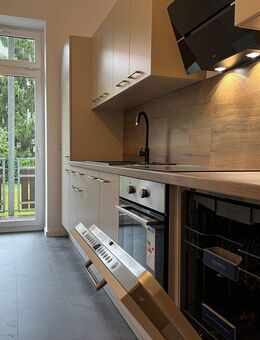 Außen Gründerzeit & Innen Neubau I neue Einbauküche I modernes Bad mit Dusche - Leipzig