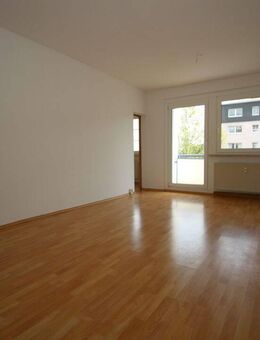 **3-Zimmer-Wohnung mit Balkon in ruhiger Wohnlage zu vermieten** - Rosenbach (Vogtland)