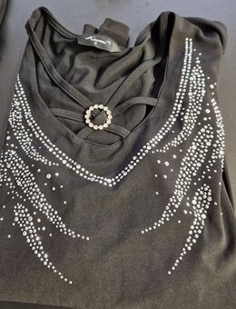 Strassblusen/Oberteile und ein Oberteil mit rotem Schal (Größe S) - Willich Zentrum