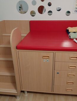 Wickelkommode mit Treppenzugang von Kitaausstatter - Paderborn