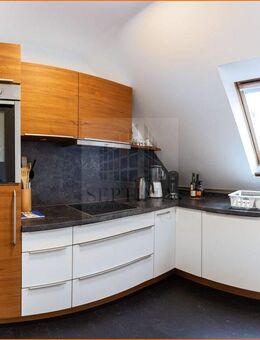 Bezugsfrei ab 02/2026! Wunderbare 4 Raum-Maisonettewohnung mit hochwertiger Einbauküche und Balkon zu verkaufen - Leipzig