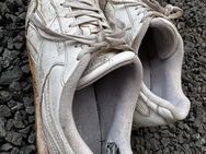 Alte dreckige Damenschuhe Reebok weiß, dreckige sneaker - Karlsruhe