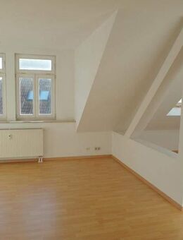 Ab Febr. 2026: 2-Zimmer-Dachwohnung mit Laminatboden, sep. Küche & Badewanne - Coswig