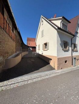 Sehr gepflegtes älteres Haus mit Hof und großer Scheune - Kieselbronn